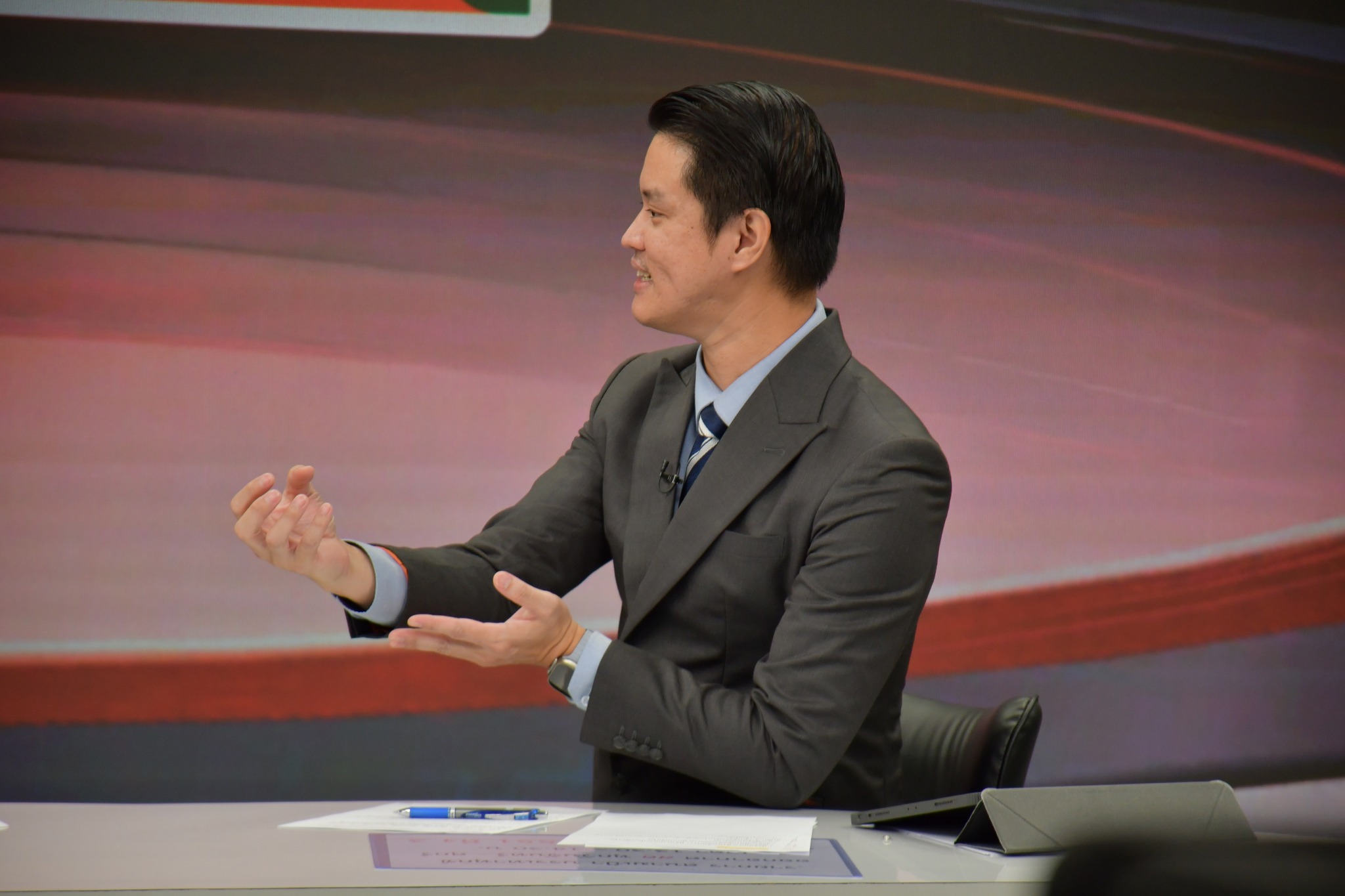 ทนายธนวิน ในรายการสนามเป้าบรรเทาทุกข์